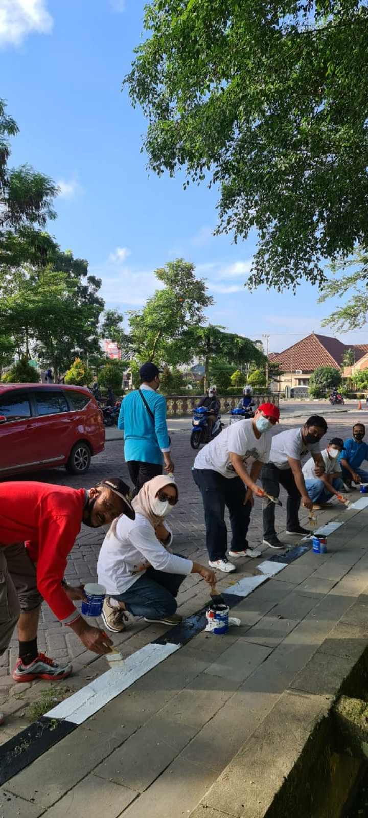Lurah Karang Asam Ulu beserta Kasi Pemerintahan, Ketertiban dan Keamanan mengikuti kegiatan kerja bakti pengecatan trotoar dan median jalan