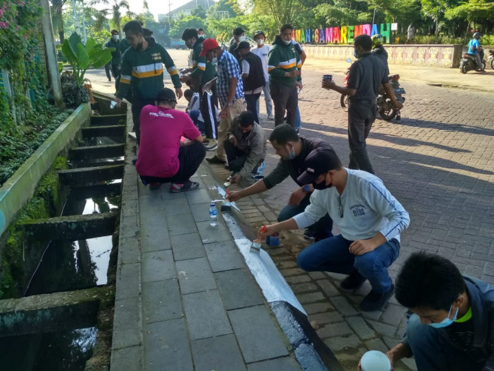 Lurah Karang Asam Ulu beserta Kasi Pemerintahan, Ketertiban dan Keamanan mengikuti kegiatan kerja bakti pengecatan trotoar dan median jalan