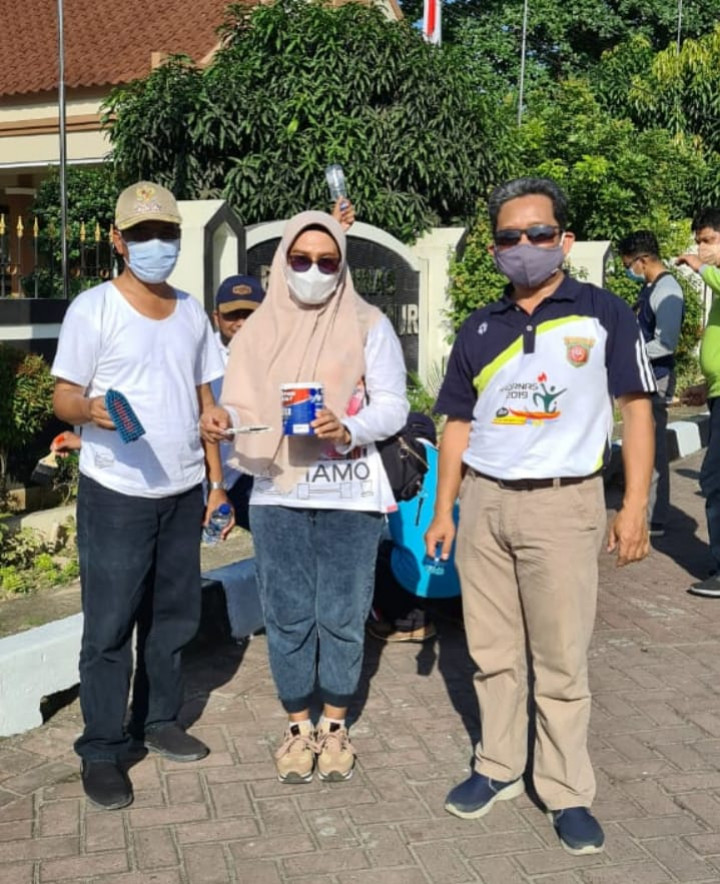 Lurah Karang Asam Ulu beserta Kasi Pemerintahan, Ketertiban dan Keamanan mengikuti kegiatan kerja bakti pengecatan trotoar dan median jalan