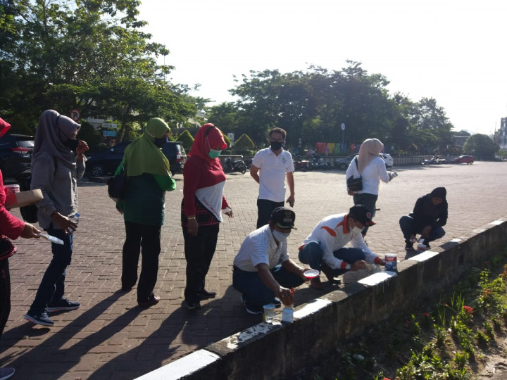 Lurah Karang Asam Ulu beserta Kasi Pemerintahan, Ketertiban dan Keamanan mengikuti kegiatan kerja bakti pengecatan trotoar dan median jalan