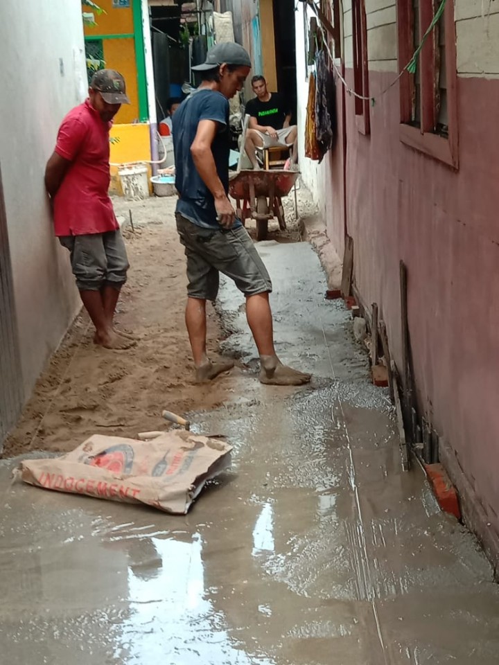 kegiatan semenisasi oleh warga masyarakat RT.15
