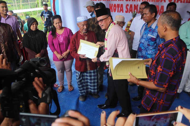 Penyerahan Bantuan Atap rumah dan Sembako oleh Waslikota Samarinda Dalam Rangka Ulang Tahun Lempake Ke 47