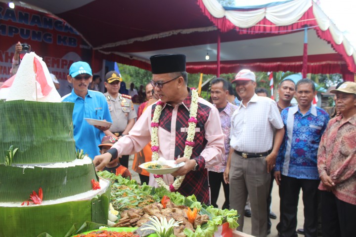 Pemotongan Tumpeng Bapak Walikota Samarinda Dalam Rangka HUT Lempake Ke 47