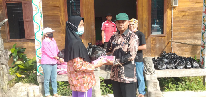 Penyaluran Bantuan Sembako yang dikelola oleh Lembaga Adat Dayak Muang Lempake untuk Warga RT. 31,32,33,34,35 dan 47 pada Hari Kamis tgl. 9 Juni 2022 bertempat di Lamin Adat Dayak Muang Lempake