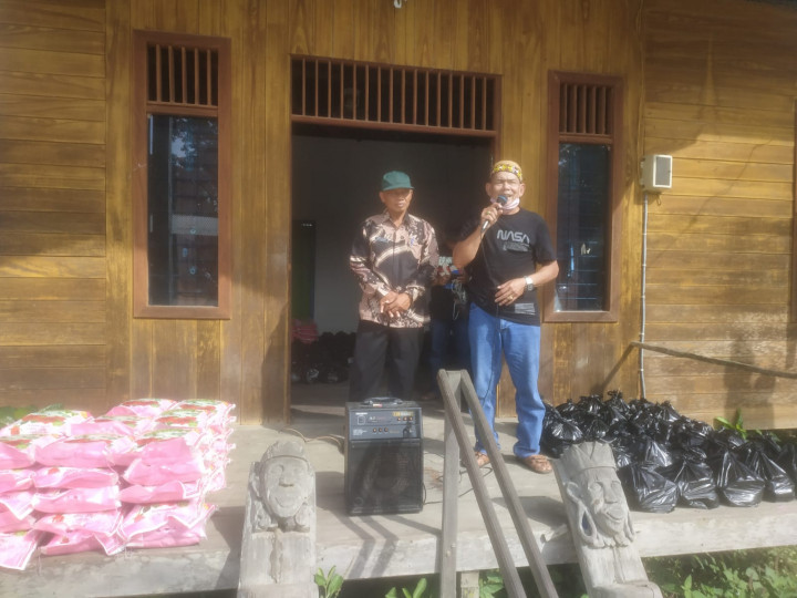 Penyaluran Bantuan Sembako yang dikelola oleh Lembaga Adat Dayak Muang Lempake untuk Warga RT. 31,32,33,34,35 dan 47 pada Hari Kamis tgl. 9 Juni 2022 bertempat di Lamin Adat Dayak Muang Lempake