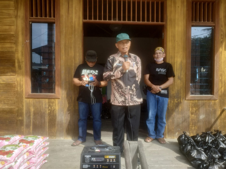 Penyaluran Bantuan Sembako yang dikelola oleh Lembaga Adat Dayak Muang Lempake untuk Warga RT. 31,32,33,34,35 dan 47 pada Hari Kamis tgl. 9 Juni 2022 bertempat di Lamin Adat Dayak Muang Lempake