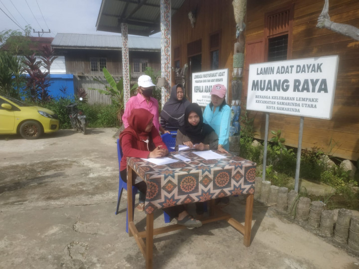 Penyaluran Bantuan Sembako yang dikelola oleh Lembaga Adat Dayak Muang Lempake untuk Warga RT. 31,32,33,34,35 dan 47 pada Hari Kamis tgl. 9 Juni 2022 bertempat di Lamin Adat Dayak Muang Lempake