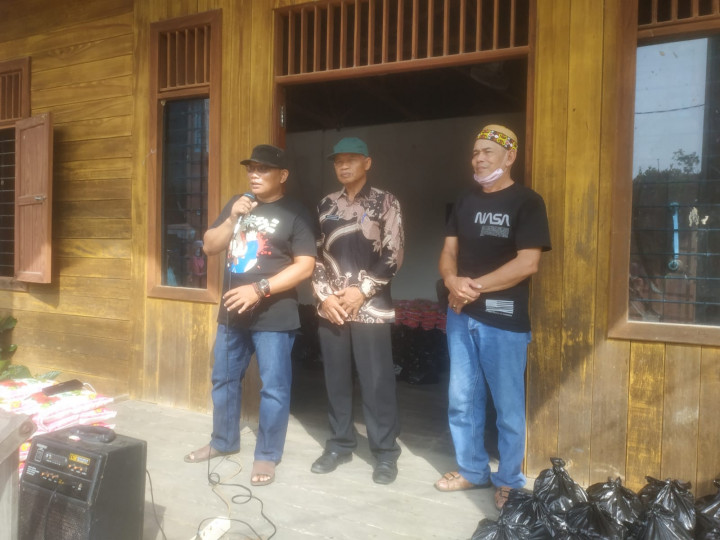 Penyaluran Bantuan Sembako yang dikelola oleh Lembaga Adat Dayak Muang Lempake untuk Warga RT. 31,32,33,34,35 dan 47 pada Hari Kamis tgl. 9 Juni 2022 bertempat di Lamin Adat Dayak Muang Lempake