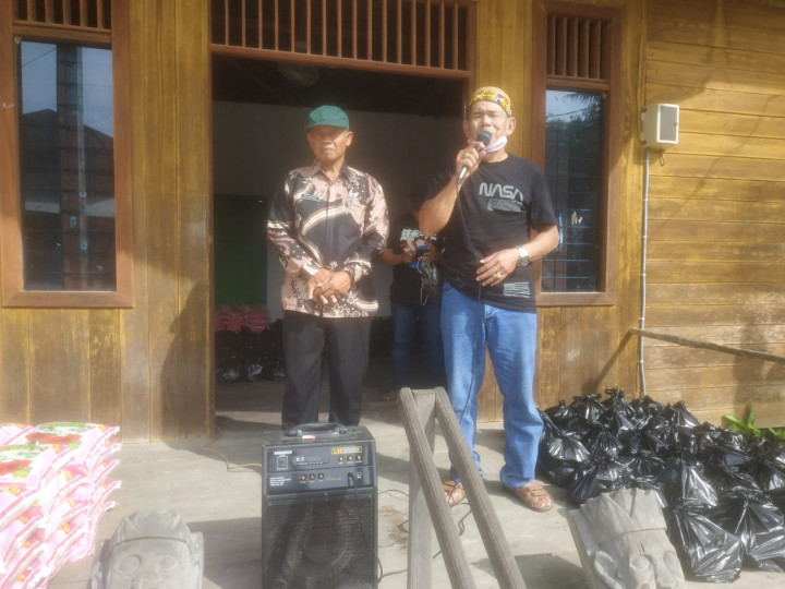 Penyaluran Bantuan Sembako yang dikelola oleh Lembaga Adat Dayak Muang Lempake untuk Warga RT. 31,32,33,34,35 dan 47 pada Hari Kamis tgl. 9 Juni 2022 bertempat di Lamin Adat Dayak Muang Lempake