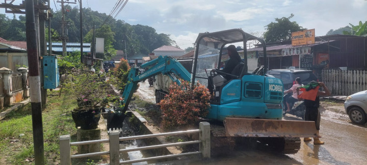 Normalisasi Parit depan Kecamatan Samarinda Utara Tgl. 11 dan 13 Juni 2022.
