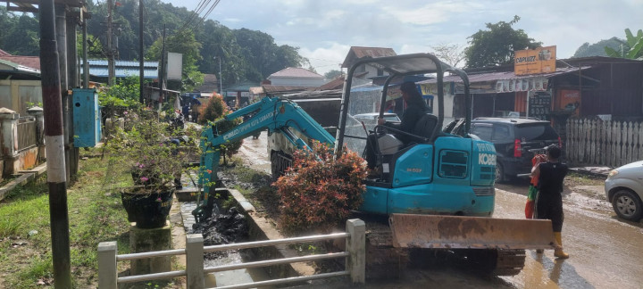 Normalisasi Parit depan Kecamatan Samarinda Utara Tgl. 11 dan 13 Juni 2022.