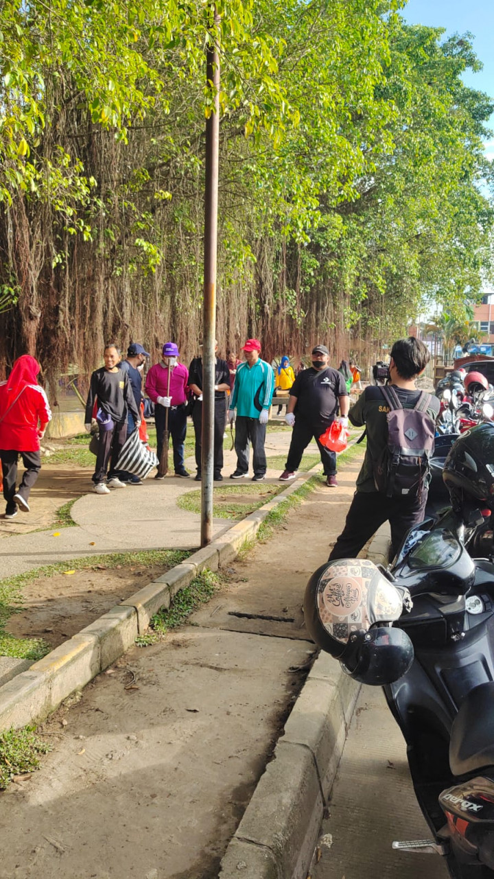 Gotong Royong  Seluruh Jajaran Kelurahan Lempake di Jl. Arief RachmanHakim - Jl. Jelawat Gg.9