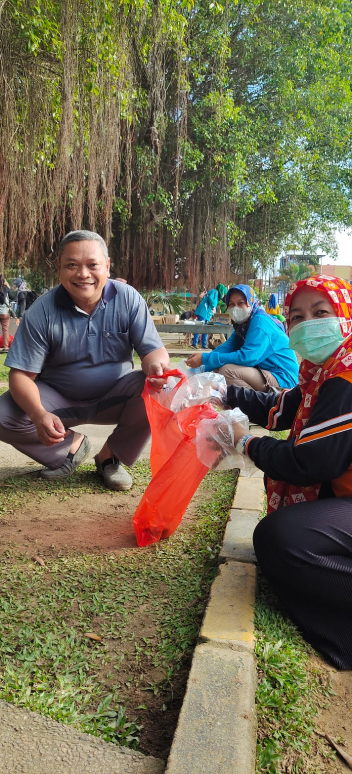 Gotong Royong  Seluruh Jajaran Kelurahan Lempake di Jl. Arief RachmanHakim - Jl. Jelawat Gg.9