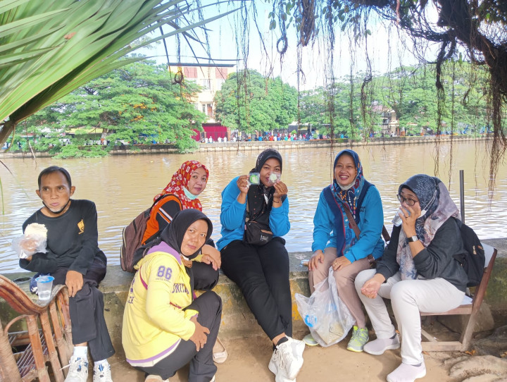 Gotong Royong  Seluruh Jajaran Kelurahan Lempake di Jl. Arief RachmanHakim - Jl. Jelawat Gg.9