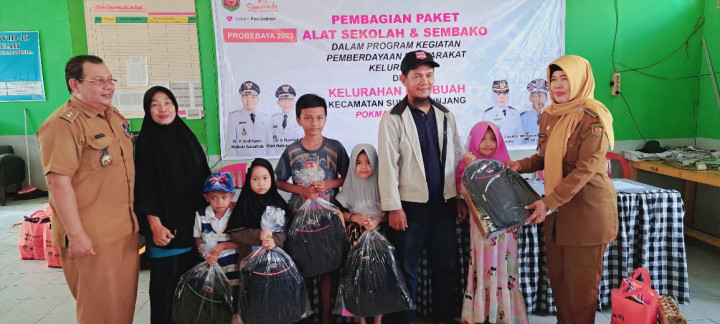 Pembagian perlengkapan sekolah dan paket sembako dari Pokmas Bersatu