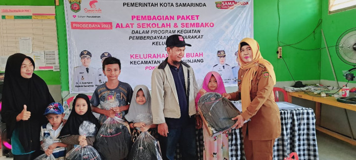 Pembagian perlengkapan sekolah dan paket sembako dari Pokmas Bersatu