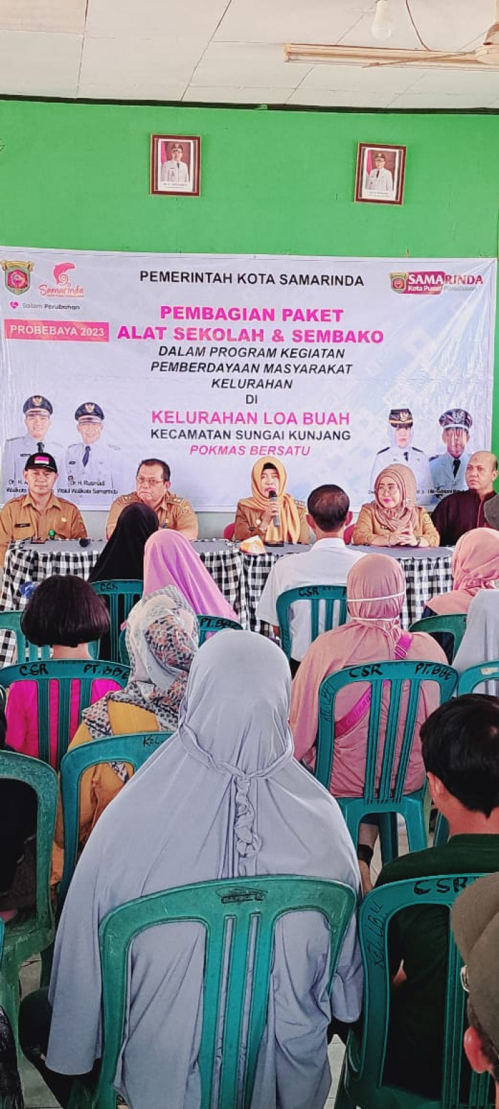 Pembagian perlengkapan sekolah dan paket sembako dari Pokmas Bersatu