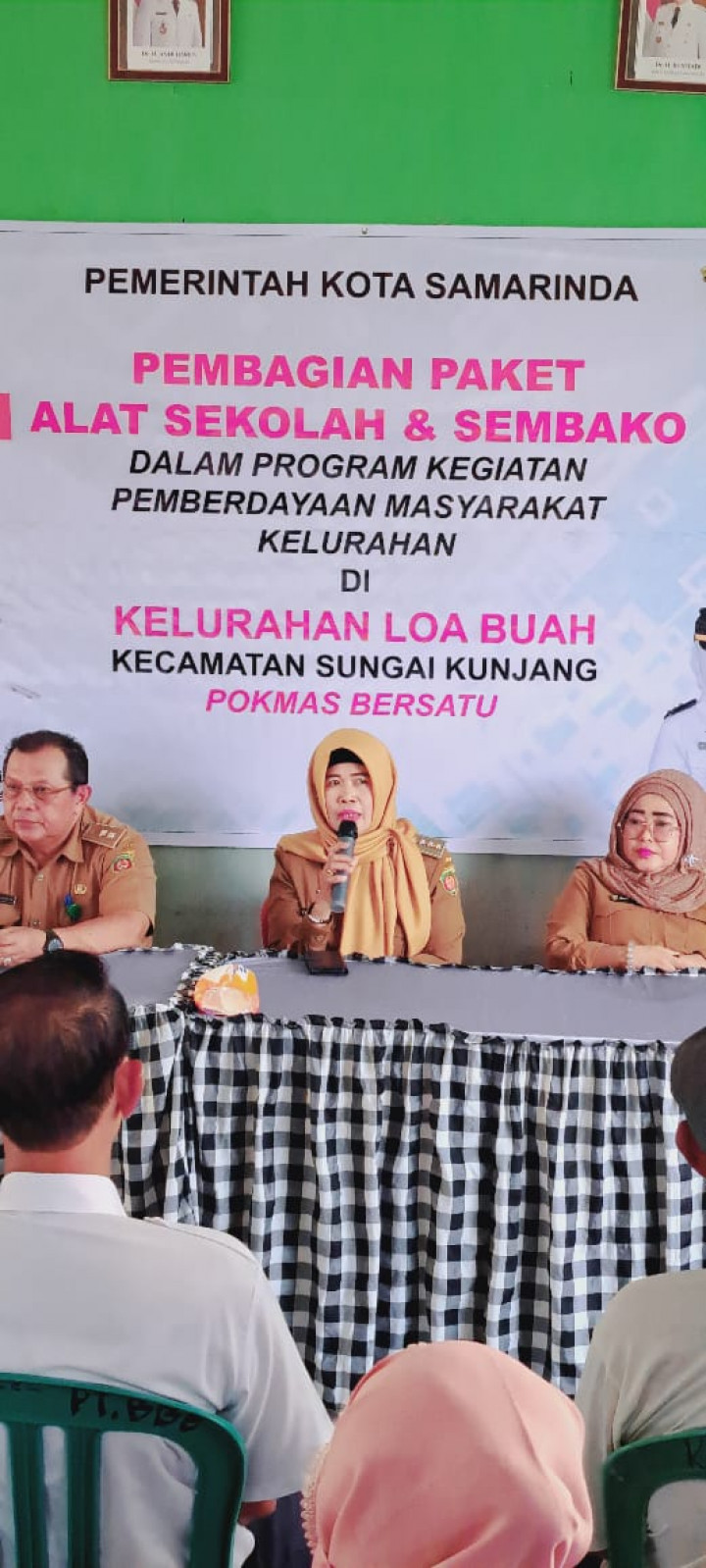 Pembagian perlengkapan sekolah dan paket sembako dari Pokmas Bersatu