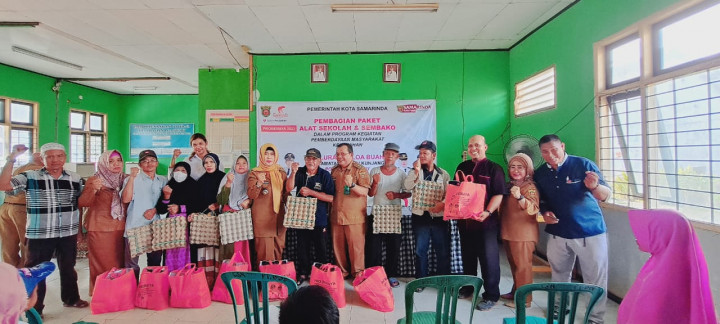 Pembagian perlengkapan sekolah dan paket sembako dari Pokmas Bersatu