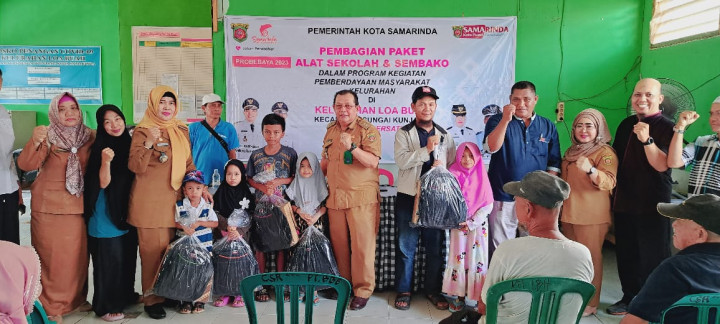 Pembagian perlengkapan sekolah dan paket sembako dari Pokmas Bersatu
