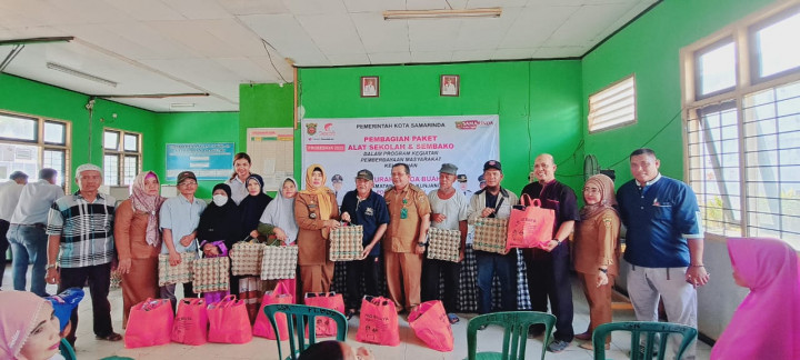 Pembagian perlengkapan sekolah dan paket sembako dari Pokmas Bersatu