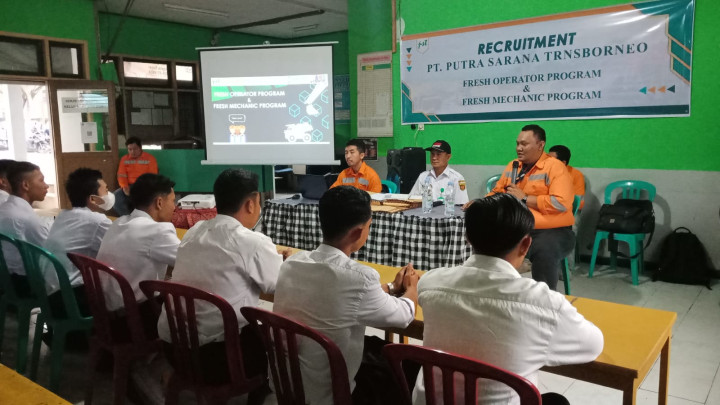 Plt. Lurah Bapak Budi Hartono menghadiri recruitment fresh operator program dan fresh mechanic program PT.Putra sarana transborneo