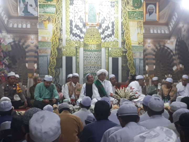 Plt.Lurah beserta staf menghadiri Maulid Nabi Muhammad di Jl. Plamboyan Gang kalamur