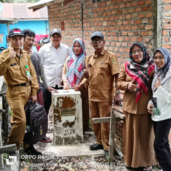 Plt.Lurah, Kasi Pemerintahan dan staf meninjau Patok Batas wilayah kukar-samarinda di wilayah perbatan loa gagak
