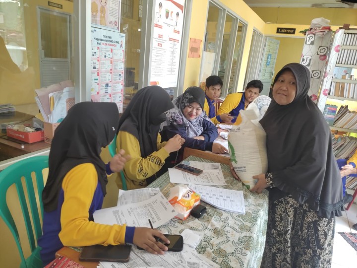 PENDISTRIBUSIAN PROGRAM CADANGAN BERAS PEMERINTAH (CBP) TAHAP III DI KELURAHAN LOA BUAH
