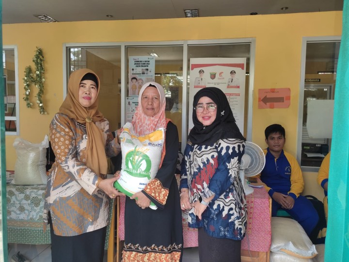 PENDISTRIBUSIAN PROGRAM CADANGAN BERAS PEMERINTAH (CBP) TAHAP III DI KELURAHAN LOA BUAH