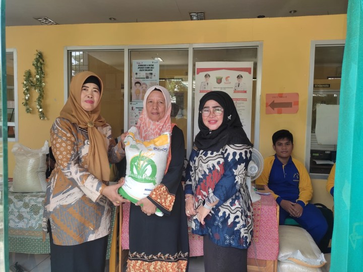 PENDISTRIBUSIAN PROGRAM CADANGAN BERAS PEMERINTAH (CBP) TAHAP III DI KELURAHAN LOA BUAH