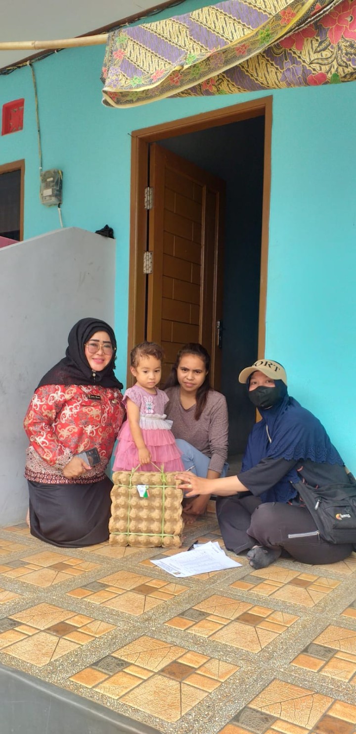 PEMBAGIAN BANTUAN TELUR OMEGA UNTUK ANAK BADUTA DAN BALITA DI KELURAHAN LOA BUAH