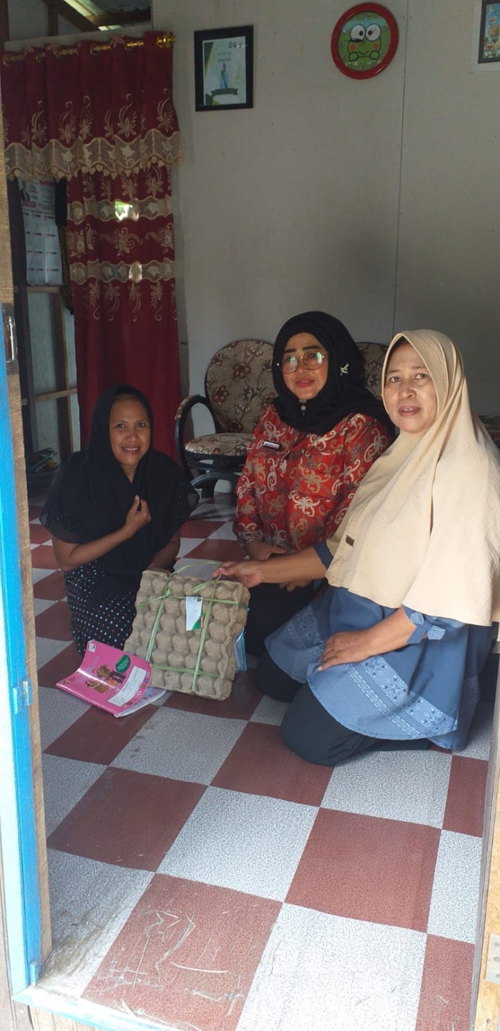 PEMBAGIAN BANTUAN TELUR OMEGA UNTUK ANAK BADUTA DAN BALITA DI KELURAHAN LOA BUAH