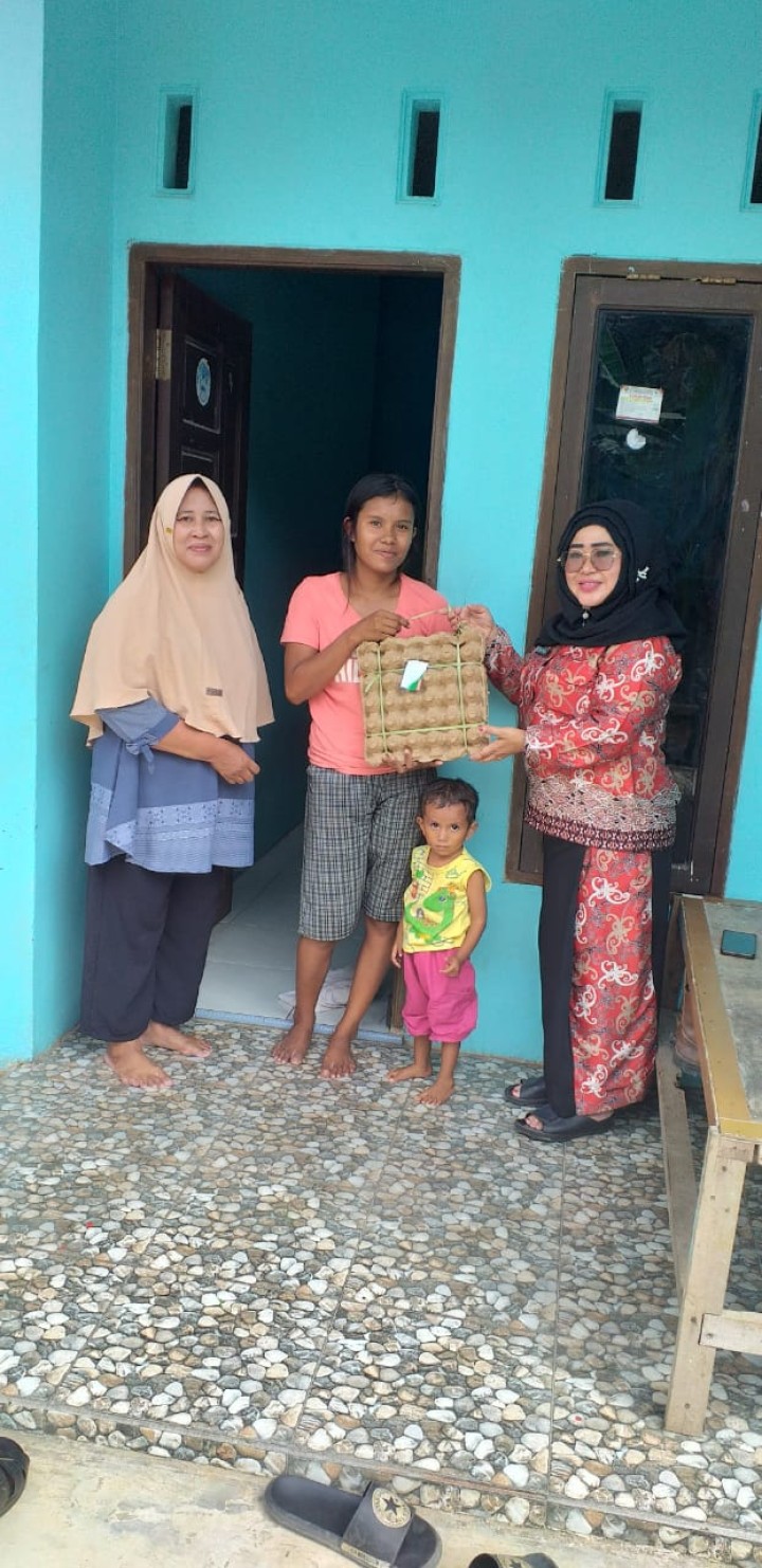PEMBAGIAN BANTUAN TELUR OMEGA UNTUK ANAK BADUTA DAN BALITA DI KELURAHAN LOA BUAH