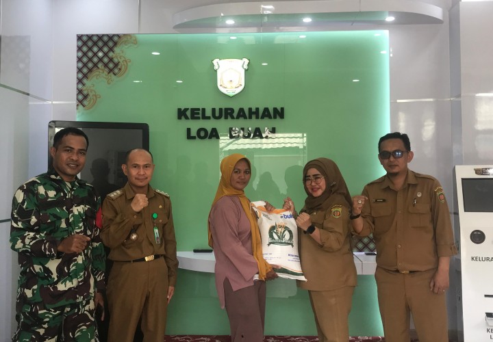 Pembagian Cadangan Pangan Pemerintah di Kelurahan Loa Buah