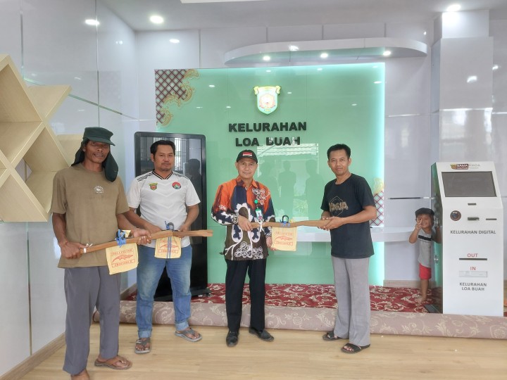 Penyerahan Bantuan Cangkul untuk Kelompok Tani Binaan Karang Taruna Mulya Indah Loa Buah