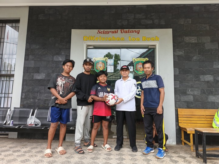‎Penyerahan Sumbangan Bola Kaki untuk Loa Buah FC
