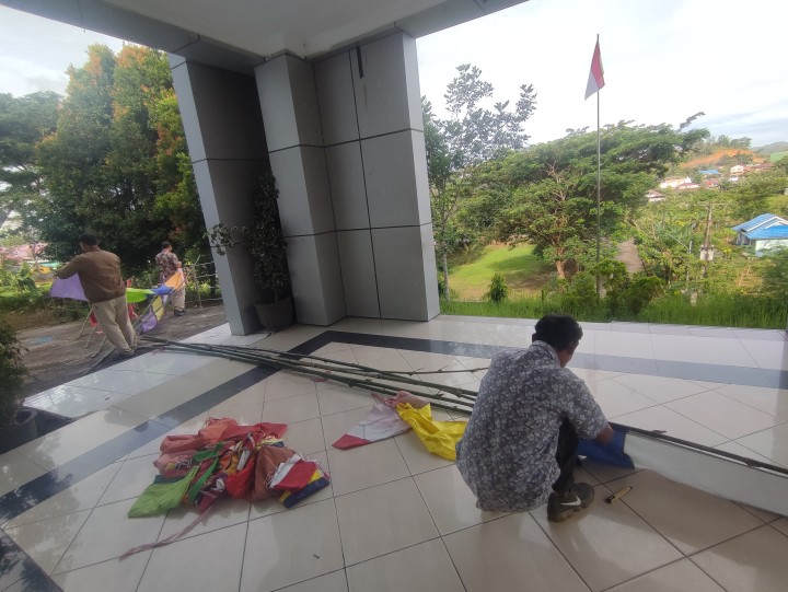 Pemasangan Umbul-umbul dalam rangka HUT Pemkot samarinda
