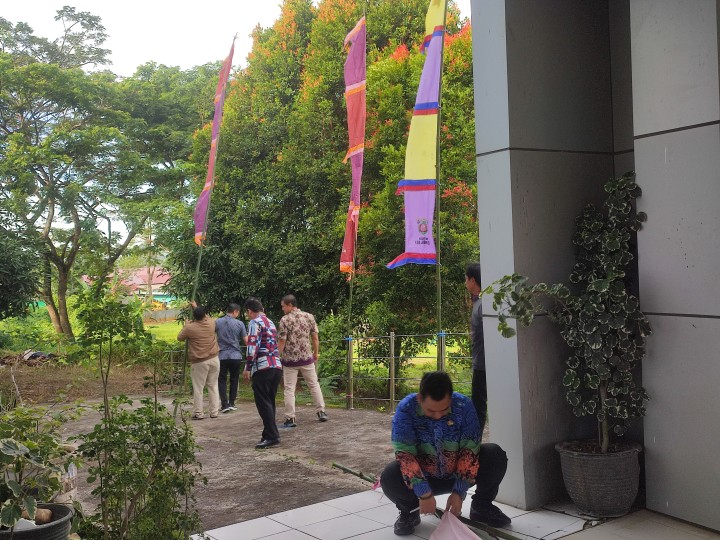 Pemasangan Umbul-umbul dalam rangka HUT Pemkot samarinda
