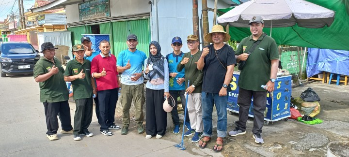 Gotong Royong Aliran Sungai Kecil Gg. Adelwes RT. 04,05 Gg. Karoke dan RT. 24 Kel. Rapak Dalam