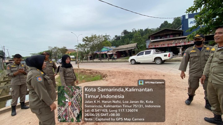 Peneguran terhadap Pihak PT ALDI Mitra Sejahtera terkait tanah lumpur bekas muatan di badan jalan agar selalu setiap saat dibersihkan