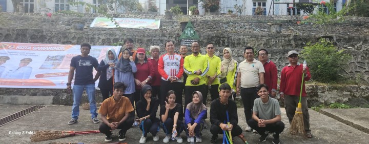Kerja Bakti dan Pemasangan Umbul-umbul di Lingkungan Kecamatan Loa Janan Ilir