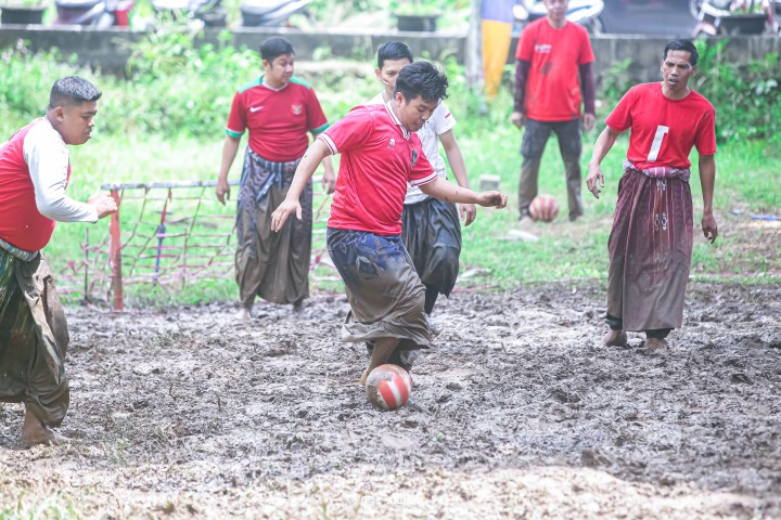 Lomba Bola pake sarung