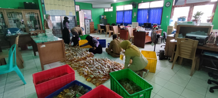 Penjualan minyak goreng murah lanjutan 1000 liter untuk warga kelurahan lok bahu 23 maret 2022