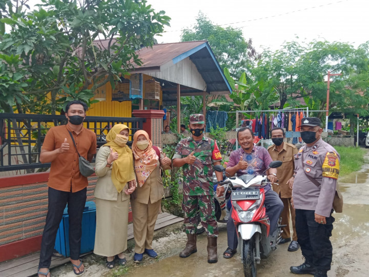 Pembinaan oleh Tim Kesehatan Hewan dari bidang Peternakan Dinas Pertanian Kota Samarinda mendata dan melakukan vaksinasi Rabies bagi warga yang memiliki peliharaan hewan Anjing dan Monyet, Selasa 22 Maret 2022