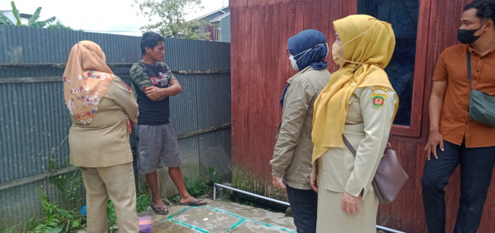 Pembinaan oleh Tim Kesehatan Hewan dari bidang Peternakan Dinas Pertanian Kota Samarinda mendata dan melakukan vaksinasi Rabies bagi warga yang memiliki peliharaan hewan Anjing dan Monyet, Selasa 22 Maret 2022
