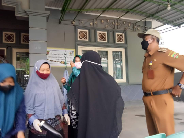 Kunjungan  Bersama TP.PKK Kelurahan Lok Bahu Bu Sutiah dan Bpk Lurah Sukarman dan Kasi Kesra Dady Armand, SE  Lokasi Posyandu Teratai Putih Rt 09 Senin 07/02/22