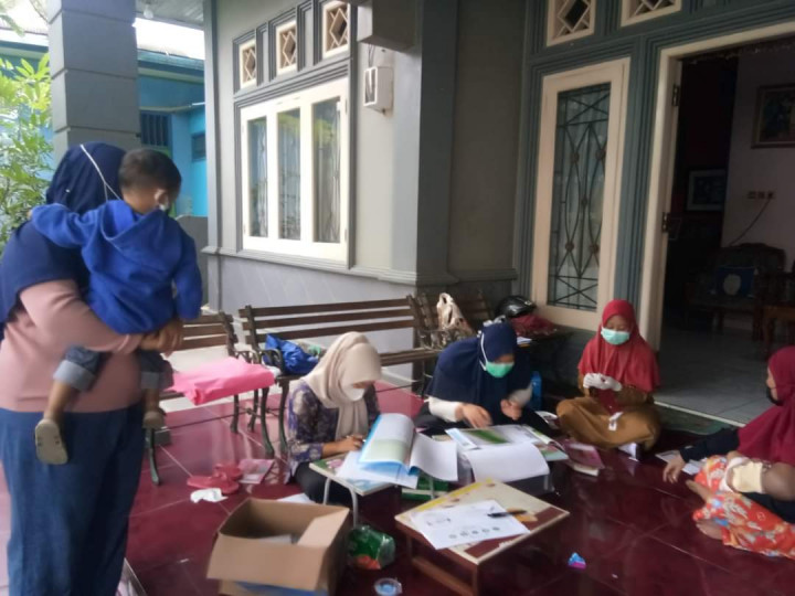 Kunjungan  Bersama TP.PKK Kelurahan Lok Bahu Bu Sutiah dan Bpk Lurah Sukarman dan Kasi Kesra Dady Armand, SE  Lokasi Posyandu Teratai Putih Rt 09 Senin 07/02/22