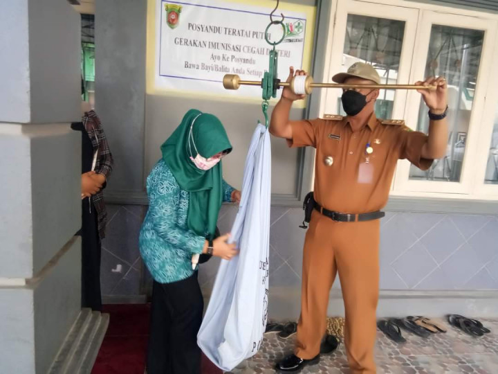 Kunjungan  Bersama TP.PKK Kelurahan Lok Bahu Bu Sutiah dan Bpk Lurah Sukarman dan Kasi Kesra Dady Armand, SE  Lokasi Posyandu Teratai Putih Rt 09 Senin 07/02/22