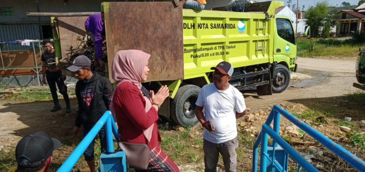 Pengangkutan Sampah dilokasi penyaringan Sampah Sungai Karang Asam Besar di Gg. Taqwa RT. 28 oleh armada pengangkut Sampah DLH Kota Samarinda, Diterima Oleh Kasi Ekobang Kel. Lok Bahu .Kamis 24/03/22